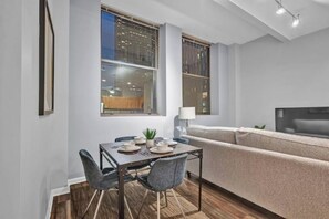 Dining - Central Downtown Condo / Free Parking & Pool Table (Cleveland)