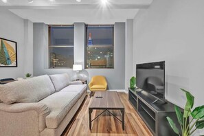 Living area - Central Downtown Condo / Free Parking & Pool Table (Cleveland)