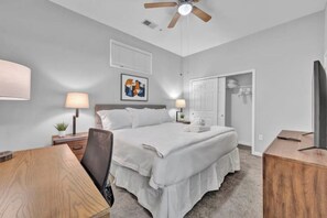 2 bedrooms, iron/ironing board, Internet, bed sheets - Central Downtown Condo / Free Parking & Pool Table (Cleveland)