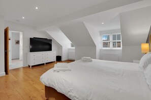 4 bedrooms, desk, iron/ironing board, WiFi