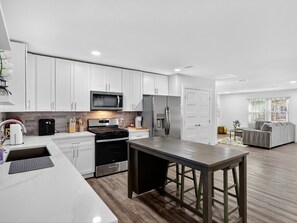 Kjøleskap, mikrobølgeovn, ovn og oppvaskmaskin