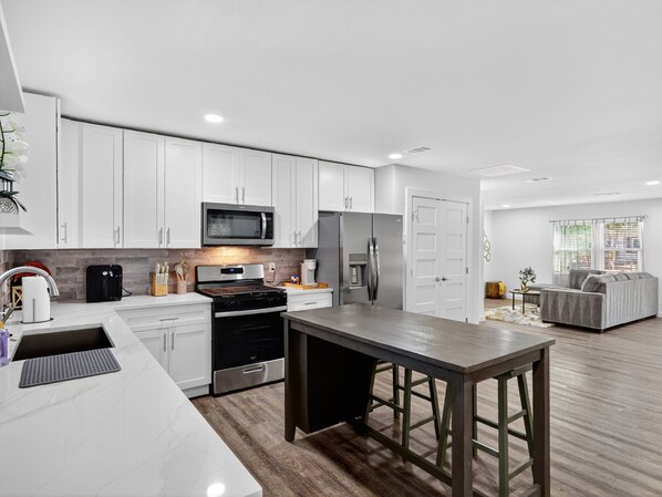 Réfrigérateur, four à micro-ondes, un four, lave-vaisselle