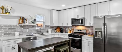 雪櫃、微波爐、焗爐、洗碗機