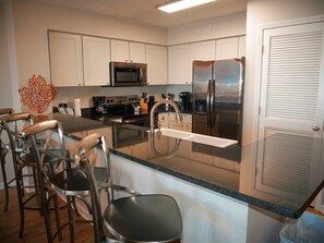 Kjøleskap, mikrobølgeovn, ovn og oppvaskmaskin