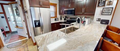 ثلاجة، ميكروويف، فرن، غسالة أطباق