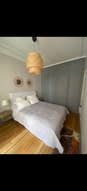 Tabla de planchar con plancha, wifi, ropa de cama