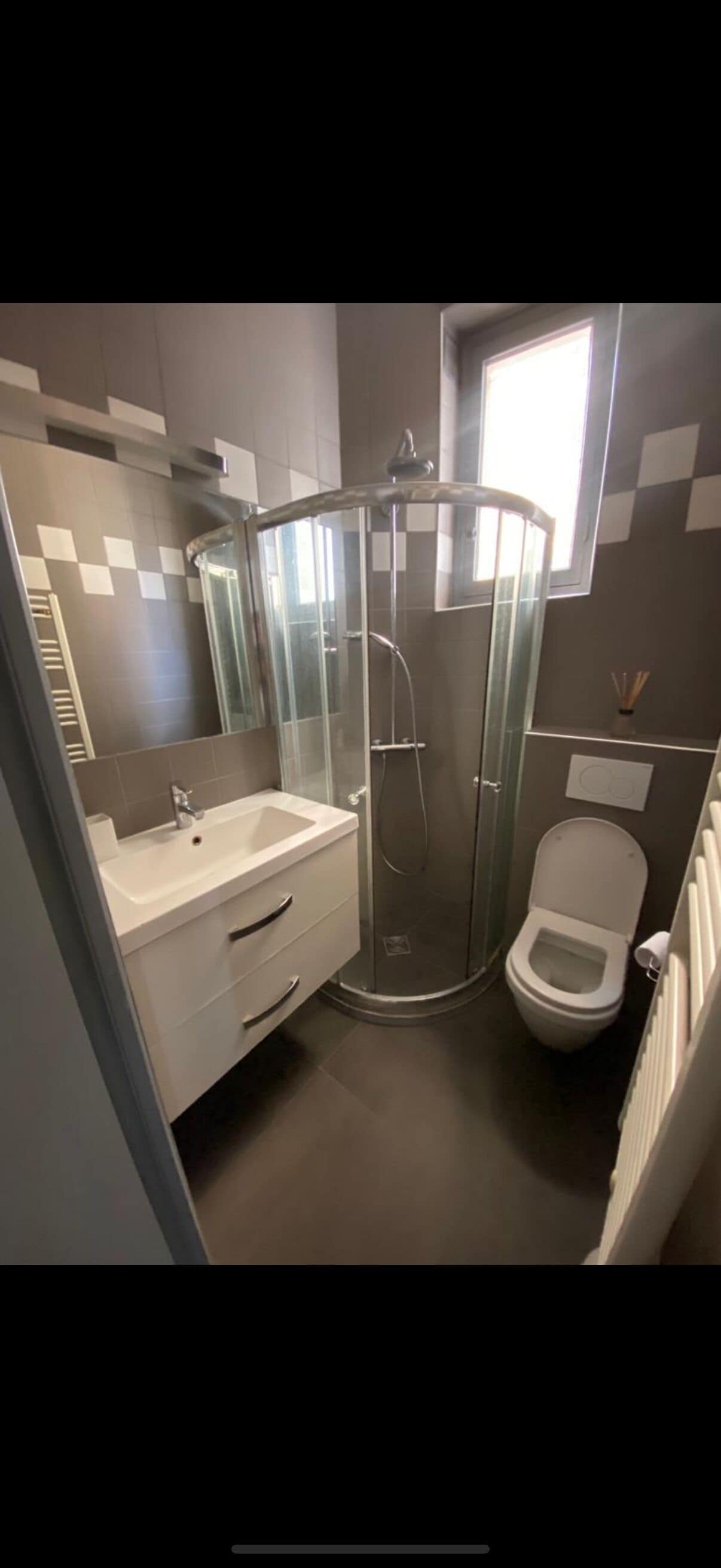 Hiustenkuivaaja, pyyhkeet, saippua, vessapaperi