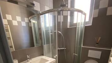 Sèche-cheveux, serviettes fournies, savon, papier toilette