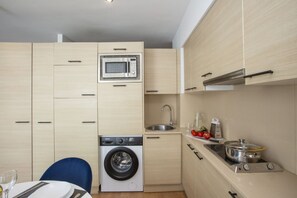 Mikrowelle, Herdplatte, Geschirrspüler