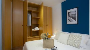 Planxa i posts de planxar, wifi gratuïta i roba de llit