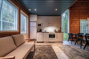 Réfrigérateur, four à micro-ondes, un four, surface de cuisson