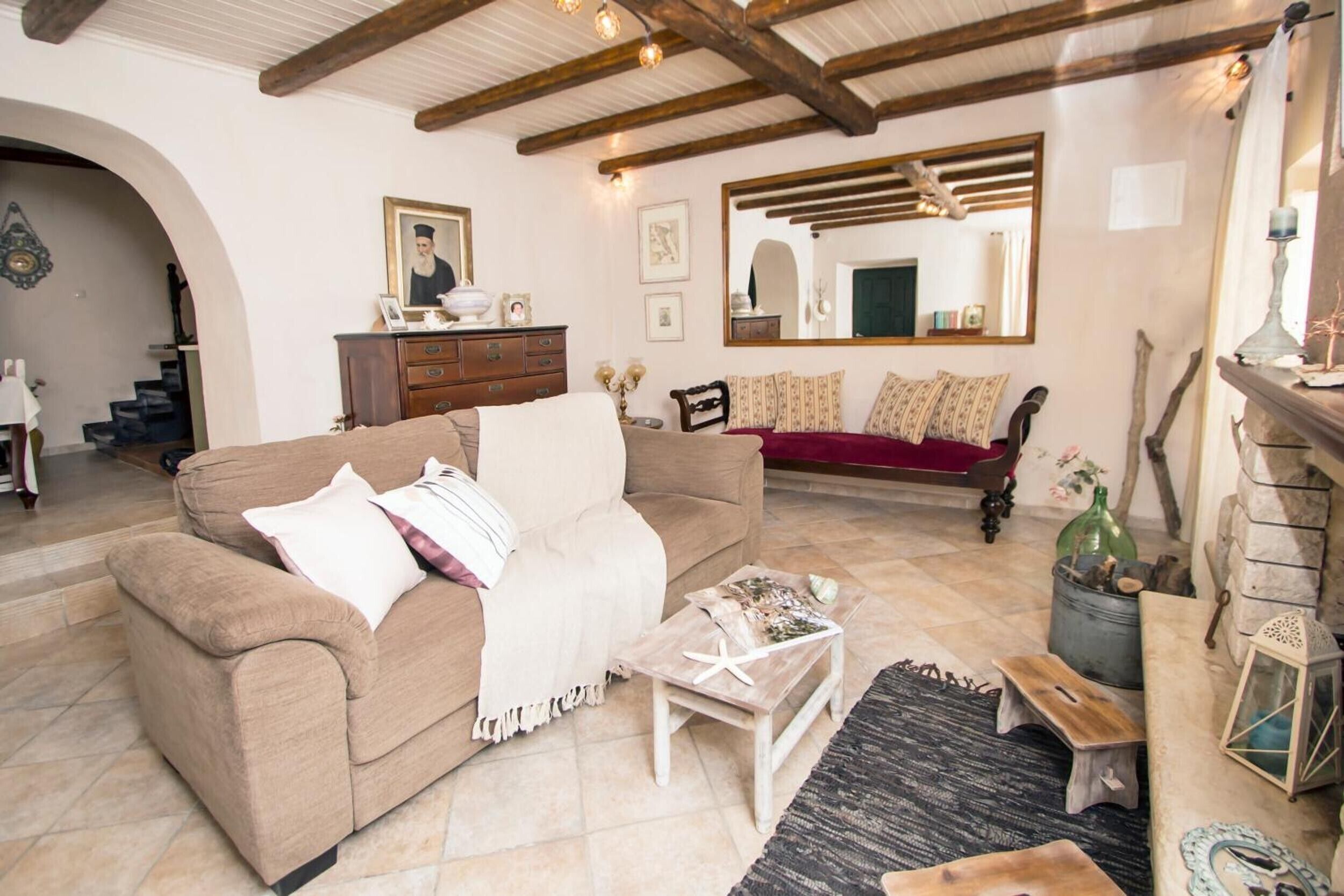 Una televisión, una chimenea