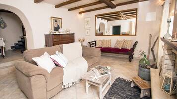 Una televisión, una chimenea