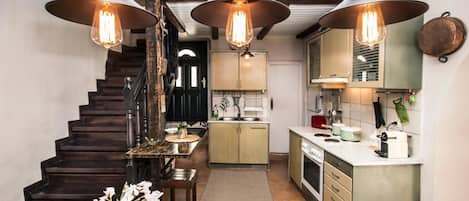 Fridge, oven, stovetop, coffee/tea maker