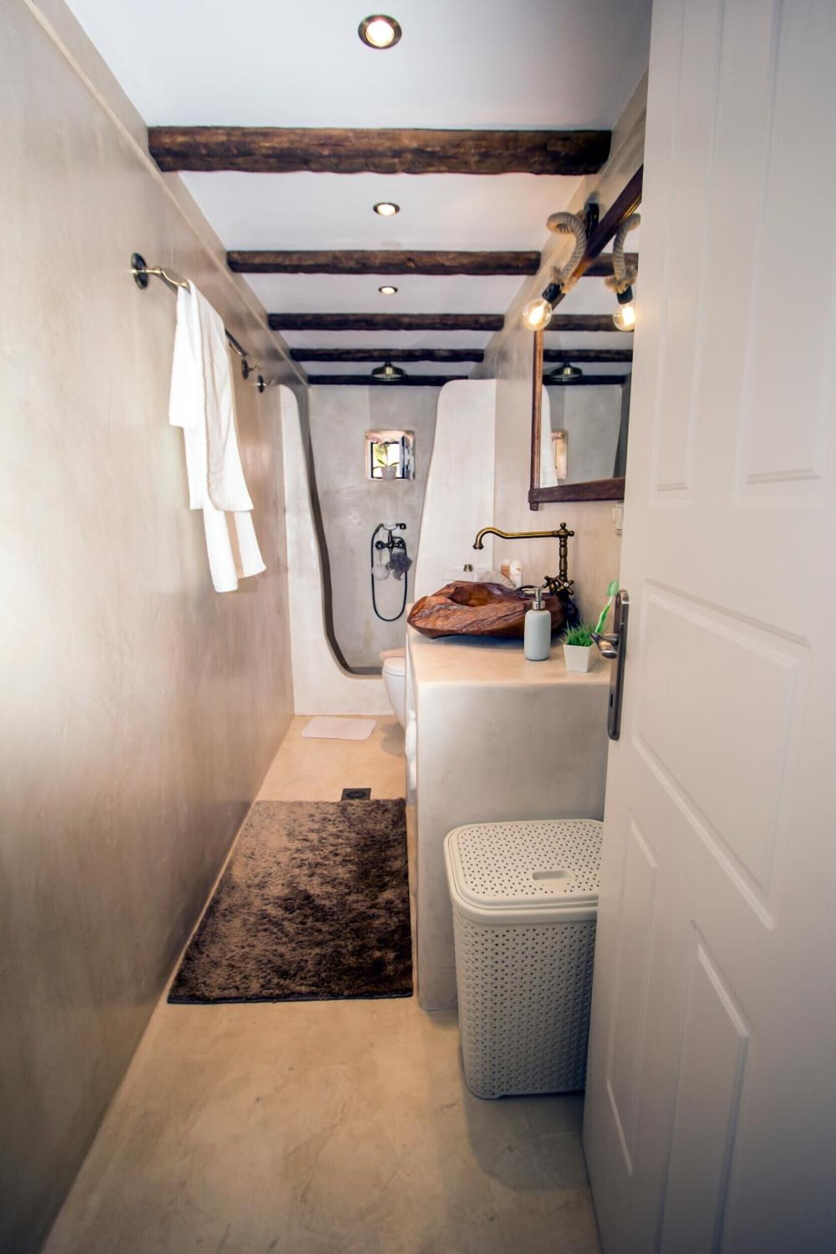 Ducha, secador de pelo y toallas