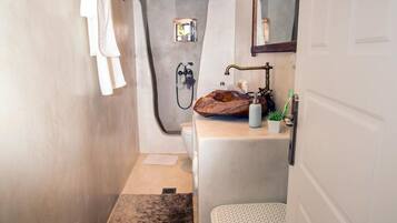 Ducha, secador de pelo y toallas