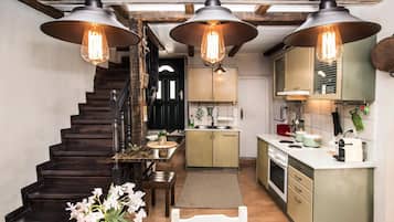 Fridge, oven, stovetop, coffee/tea maker