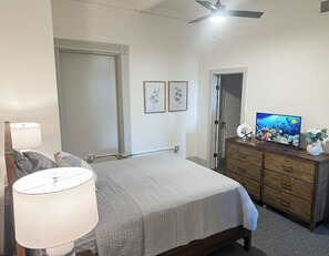 1 bedroom, desk, WiFi, bed sheets - Beautifully Furnished 1-Bedroom Located in Historic Building-Downtown Rochester (Rochester)