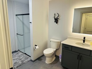 تجهيزات دش، مجففات شعر، مناشف، ورق حمّام