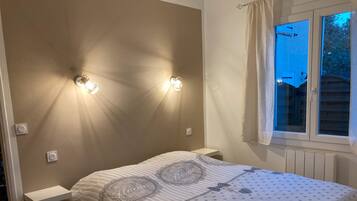 Iron/ironing board, WiFi, bed sheets