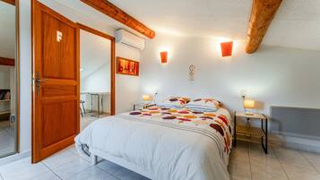 3 bedrooms, desk, iron/ironing board, WiFi