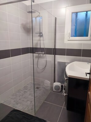 Ducha, secador de pelo, toallas