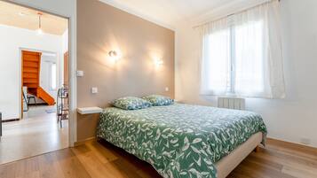 3 slaapkamers, een bureau, een strijkplank/strijkijzer, wifi