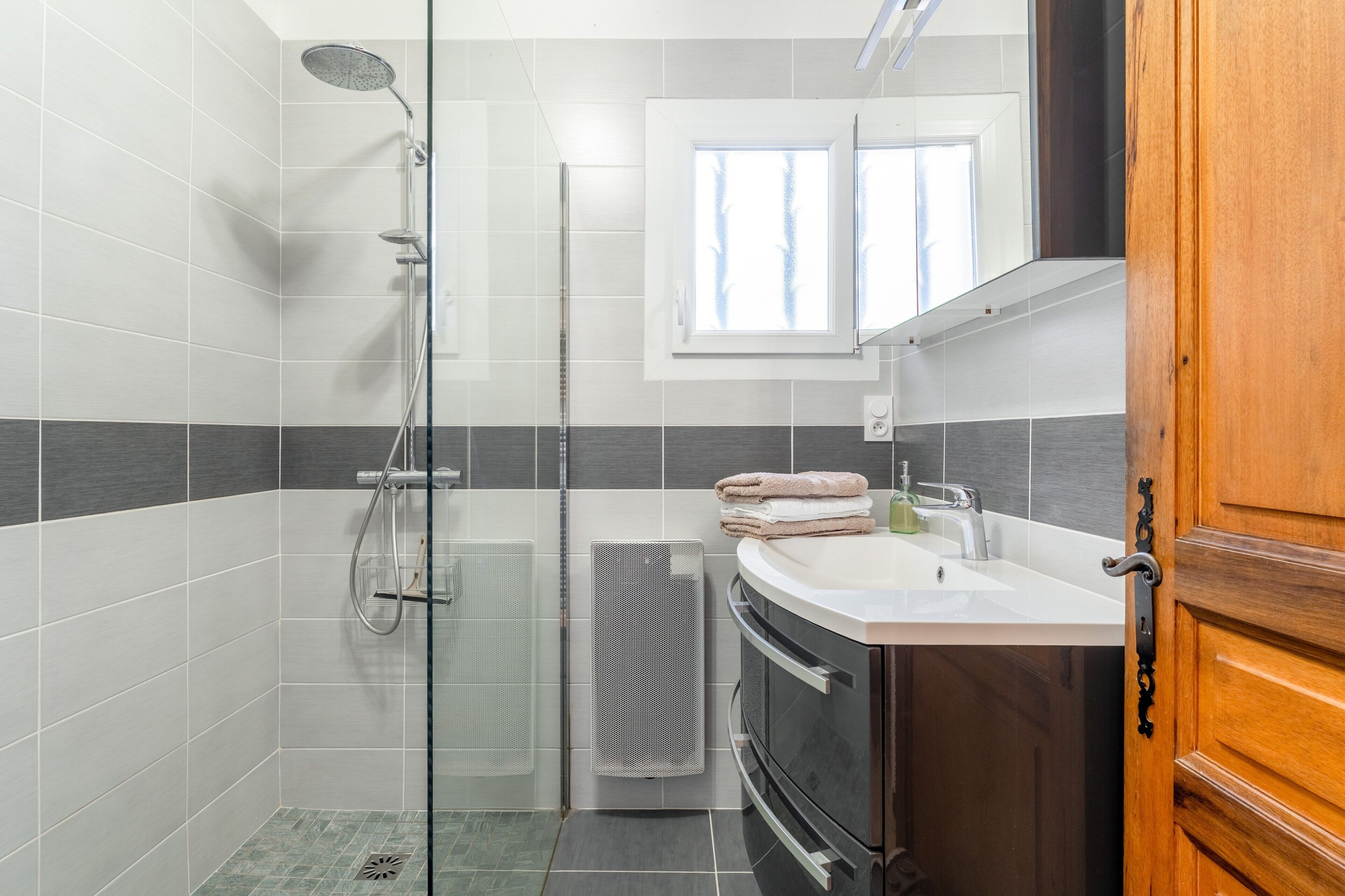Shower, hair dryer, towels