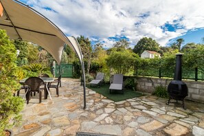 Outdoor dining - Rural House 'El Capricho de Rosmary' with Mountain Views and Private Garden (Villanueva)