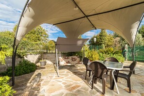Outdoor dining - Rural House 'El Capricho de Rosmary' with Mountain Views and Private Garden (Villanueva)