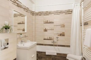 Regadera, secadora de cabello, toallas, papel de baño 