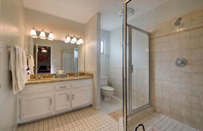 Shower, hair dryer, towels, soap - Sandia Mountains Sanctuary (Albuquerque)