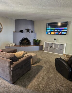 Televisión y chimenea 