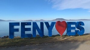 A large sign with the text "FENYVES" and a heart symbol. - TópART Apartman I: Apartment with terrace (Balatonfenyves)