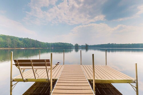 Year-round Northwoods retreat on quiet lake near Minocqua