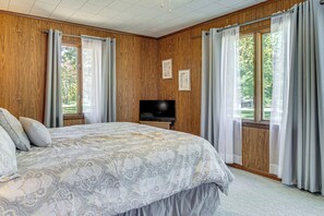 3 bedrooms, desk, iron/ironing board, internet