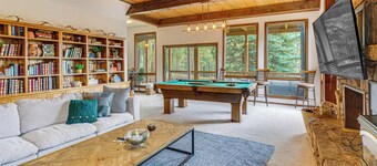 Luxury Home w/ Hot Tub & Mtn Views in Angel Fire!