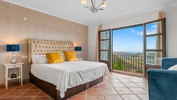 Tabla de planchar con plancha, wifi, ropa de cama