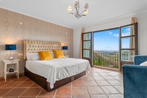 Chalet 'Villa Amira' with Sea Views, Wi-Fi, and Air Conditioning