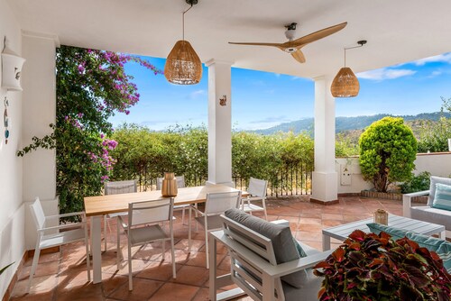 Chalet 'Villa Amira' with Sea Views, Wi-Fi, and Air Conditioning