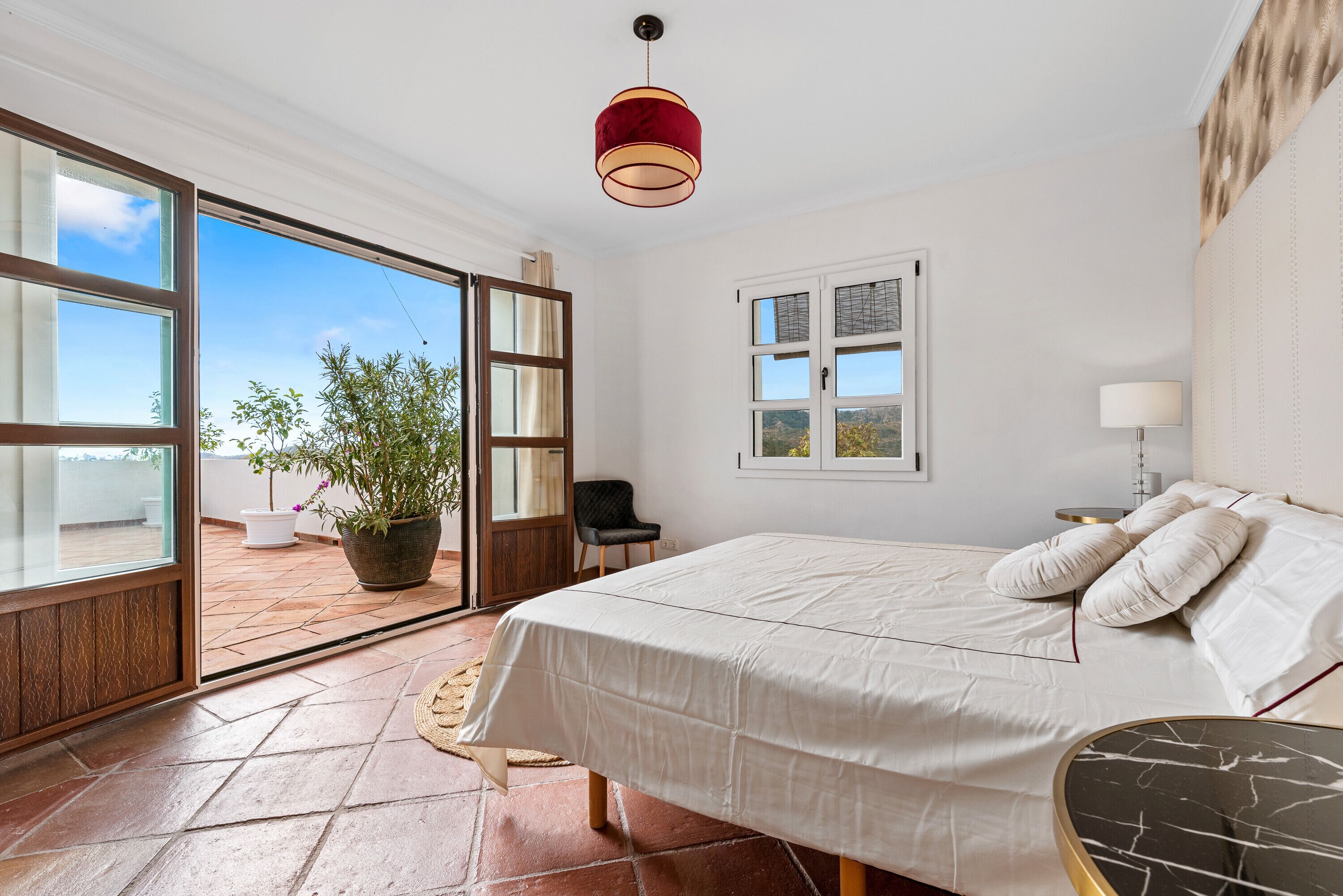 Silitysrauta/-lauta, Wi-Fi, vuodevaatteet