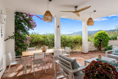 Chalet 'Villa Amira' with Sea Views, Wi-Fi, and Air Conditioning