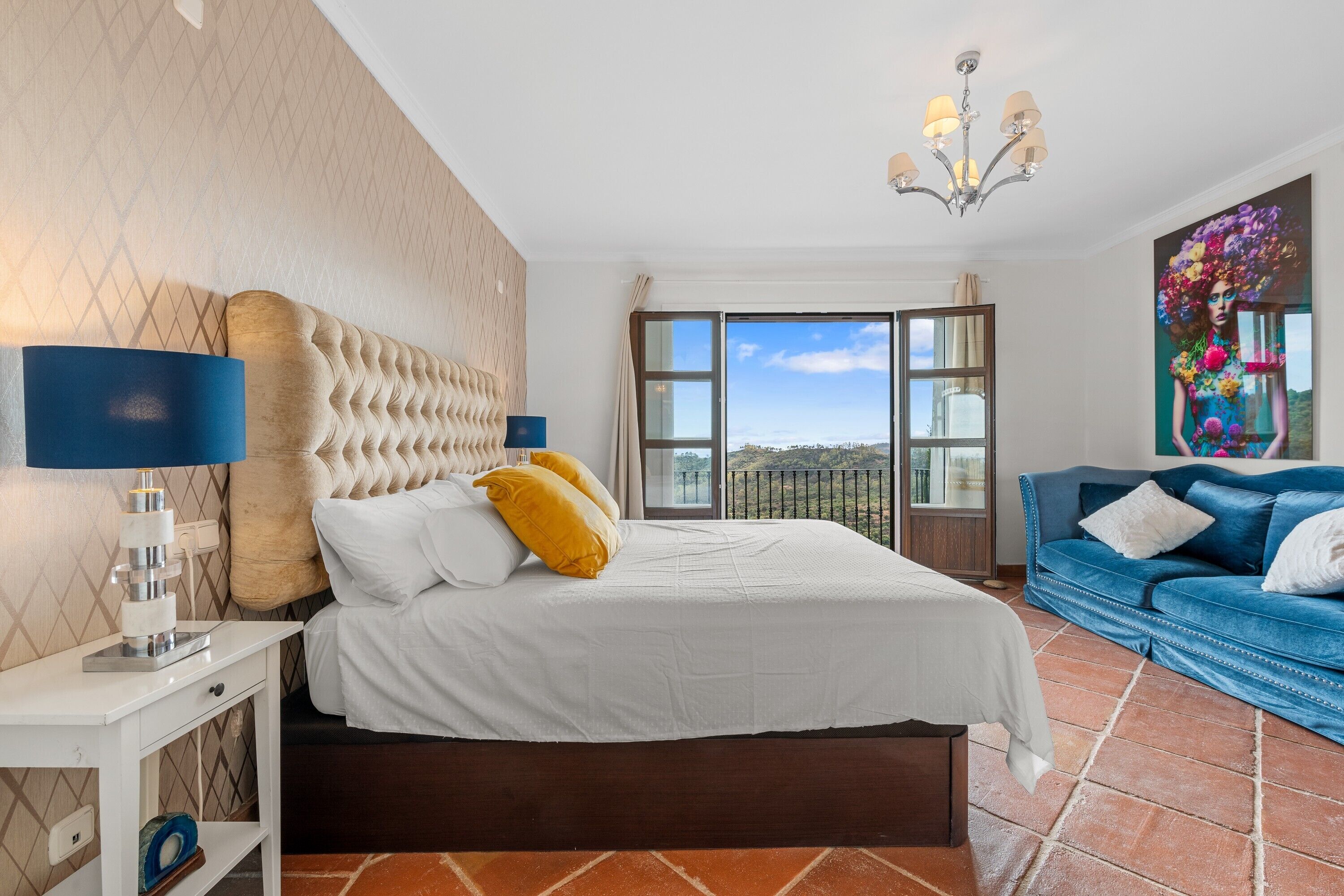 Tabla de planchar con plancha, wifi, ropa de cama