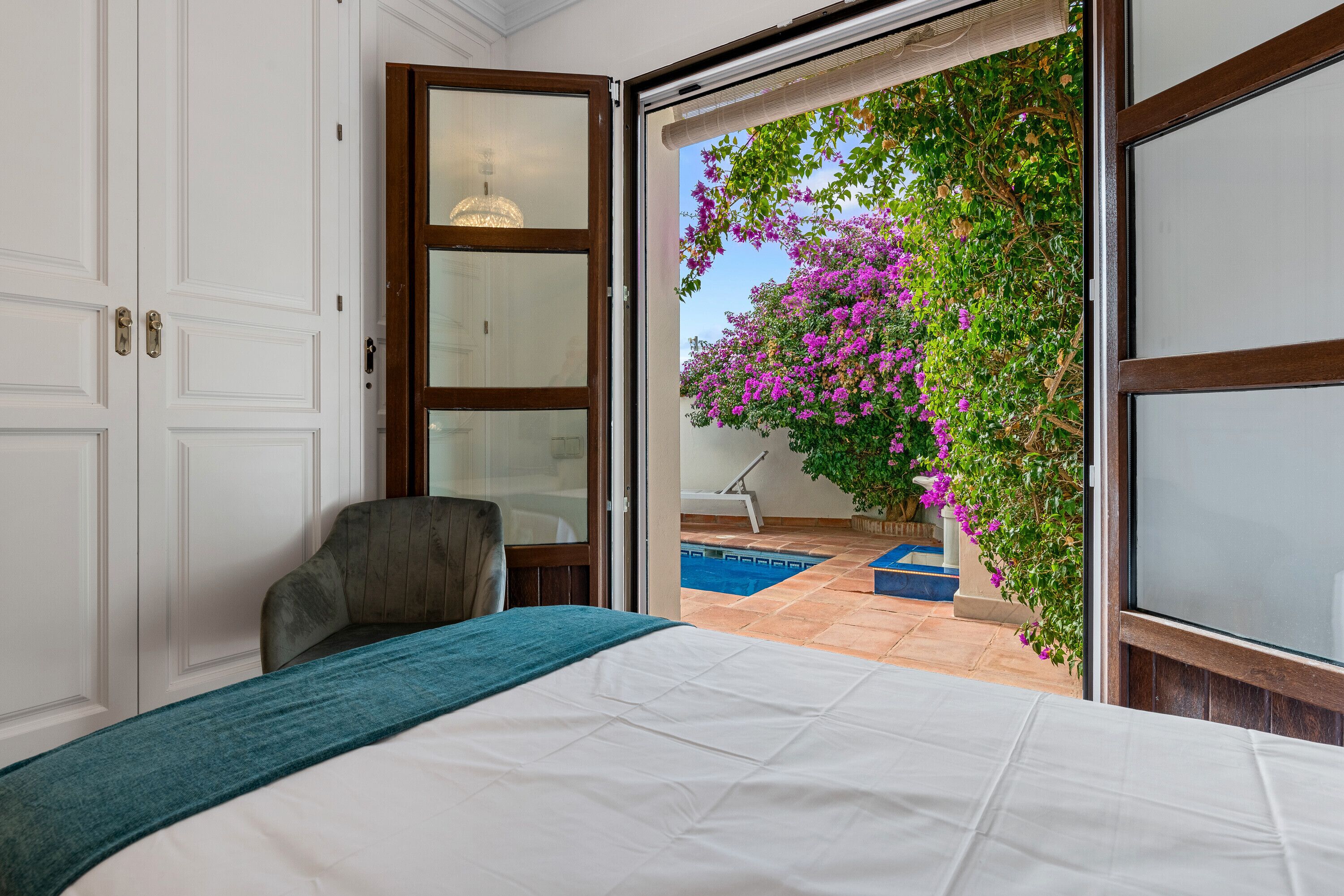 Tabla de planchar con plancha, wifi, ropa de cama