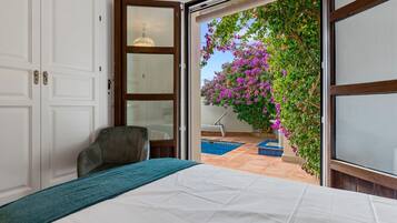 Tabla de planchar con plancha, wifi, ropa de cama