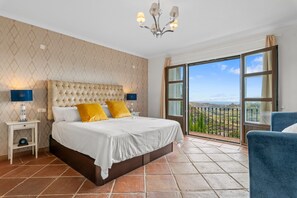 Tabla de planchar con plancha, wifi y ropa de cama 