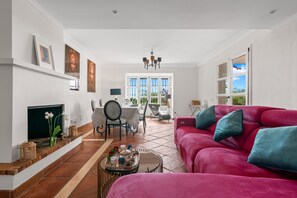 TV, fireplace - Chalet 'Villa Amira' with Sea Views, Wi-Fi, and Air Conditioning (Benahavís)