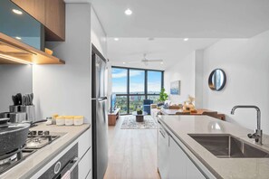 Frigorifero, microonde, forno, piano cottura