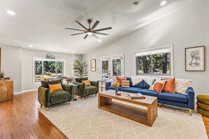 TV, peis og kontorer