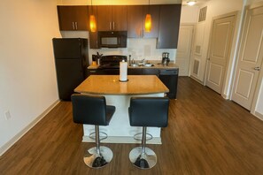 ثلاجة، ميكروويف، فرن، موقد طهي مسطح